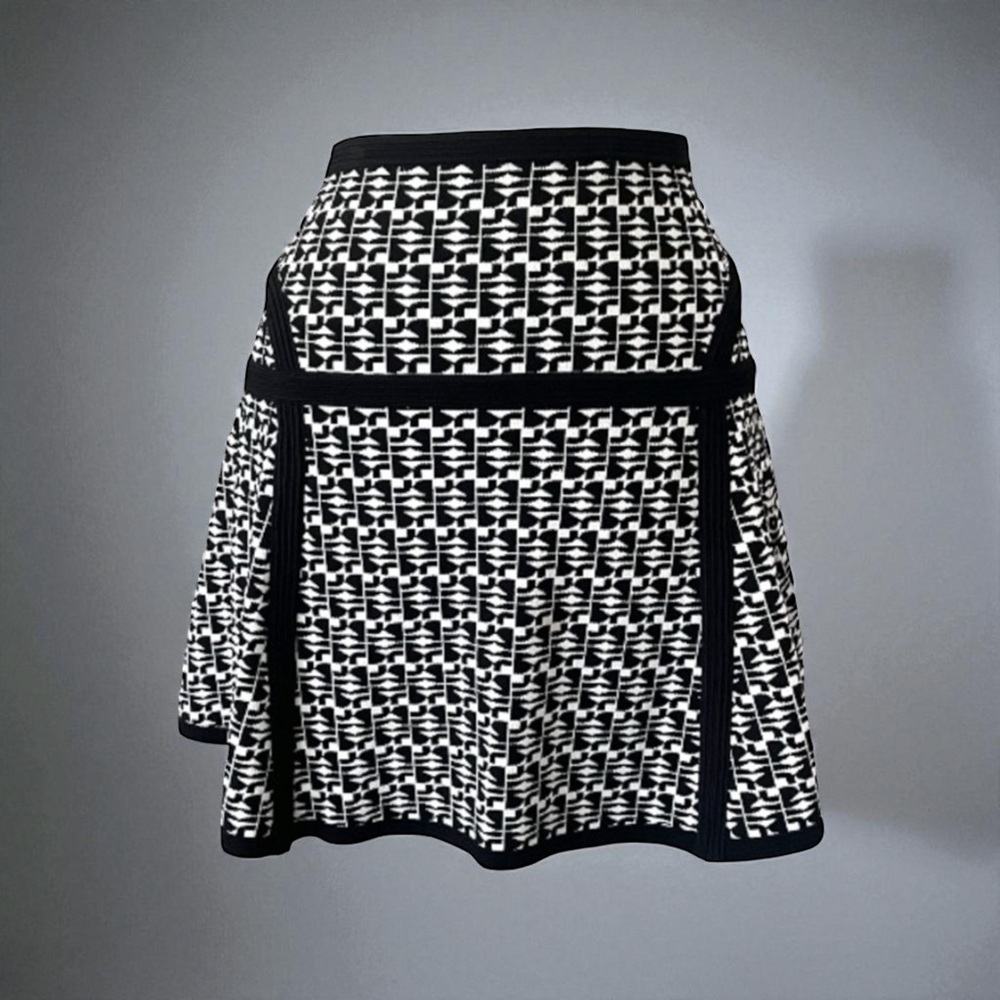 DIANE VON FURSTENBERG KNIT GEOMETRIC MINI SKIRT SIZE SMALL